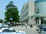 В настоящее время в доме остался один преступник. По одним данным, он отстреливается, по другим - с ним ведутся переговоры В настоящее время в доме остался один преступник. По одним данным, он отстреливается, по другим - с ним ведутся переговоры