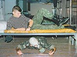 "Голодные, недосыпающие, избиваемые офицерами и сослуживцами, возможно, даже занимающиеся проституцией, чтобы прокормиться", - так описывает автор статьи российских солдат