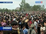 Из города в направлении границы с Узбекистаном направляются колонны беженцев. "В основном, среди них женщины, старики и дети", - говорят очевидцы. По информации из различных источников, южные области республики уже покинули до 7 тысяч граждан 