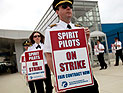 Бастующие пилоты требуют повышения заработной платы, которая в их авиакомпании ниже, чем у их коллег в других компаниях