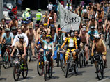 Сотни голых велосипедистов проехали по Мехико, протестуя против загрязнения Мексиканского залива