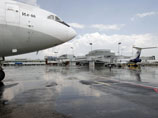 Аэропорты Москвы работают по фактической погоде из-за грозы с градом