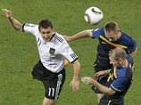 Футболисты сборной Германии, выиграв с разгромным счетом 4:0 у команды Австралии, возглавили группу D