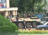 В настоящее время военные, милиция и дружинники продолжают патрулировать улицы и массивы почти на территории всего Оша - "южной столицы" Киргизии