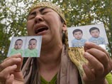 Она также сообщила о 70 тысячах беженцах, "покинувших свой кров, все то, что было нажито за всю жизнь в Киргизии". "Туда (в Узбекистан) уходят только дети, старики и женщины. Но мы создадим все условия, чтобы они вернулись обратно", - пообещала Роза Отунб