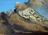 На Камчатке вулкан Шивелуч выбросил пепел с газом на высоту 4 км