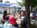В США полицейский спровоцировал скандал, ударив негритянку в лицо за неправильный переход дороги (ВИДЕО)