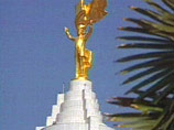 В центре Ашхабада демонтируют Арку Нейтралитета, которую венчает огромная позолоченная статуя Туркменбаши, вращающаяся вслед за солнцем