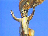 В Ашхабаде демонтируют золотой памятник Туркменбаши, вращавшийся вслед за солнцем