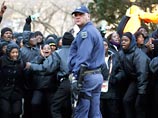 Полиция ЮАР применила резиновые пули против работников стадиона