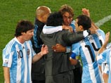 Маскерано уверен, что объятия Марадоны приносят Аргентине удачу