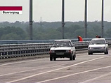 Президент России Дмитрий Медведев поручил вновь изучить безопасность "танцующего" моста через Волгу на предмет возможности его дальнейшего использования