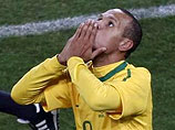 Форвард сборной Бразилии Луис Фабиано, забивший в воскресенье два гола в ворота команды Кот-д'Ивуара на чемпионате мира по футболу в ЮАР, не отрицает, что в одном из моментов подыграл себе рукой