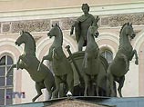 Двухколесную колесницу с четверкой лошадей над входом в Большой театр откроют ко Дню города