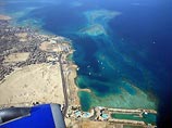 Как сообщило в воскресенье Министерство экологии Египта в своем коммюнике, последствия загрязнения наблюдались на отрезке более 20 километров. Нефтяные пятна добрались непосредственно до побережья Эль-Гуны и Хургады, где находятся десятки гостиниц