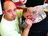Англичанка при помощи татуировки телесно воссоединилась с погибшим сыном