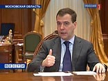 На встрече со Шварценеггером низкорослого Медведева "подтянули" на 20 см