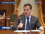 На встрече со Шварценеггером низкорослого Медведева "подтянули" на 20 см На встрече со Шварценеггером низкорослого Медведева "подтянули" на 20 см