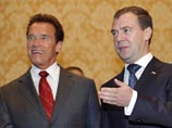 Медведев покорил США раскрепощенностью: поел в фаст-фуде и насмешил Шварценеггера (ВИДЕО)
