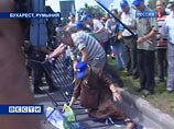 В пятницу более тысячи демонстрантов попытались прорваться в президентский дворец в Бухаресте, сметая полицейские ограждения В пятницу более тысячи демонстрантов попытались прорваться в президентский дворец в Бухаресте, сметая полицейские ограждения