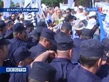Полиции даже пришлось мобилизовать дополнительные силы, чтобы остановить взбунтовавшихся людей Полиции даже пришлось мобилизовать дополнительные силы, чтобы остановить взбунтовавшихся людей