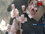 Часть денег, разбросанных на Варшавском шоссе при задержании в Москве чиновника-взяточника, потерялась. Из 10 миллионов рублей, выброшенных в окно автомобиля на проезжую часть одним из руководителей Росрыболовства, оперативники не нашли 55 тысяч рублей