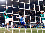 Карлос Тевес переправляет головой мяч в ворота сборной Мексики
