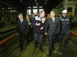 Кузнеца, который пожаловался Путину на условия труда, раздумали увольнять, а условия улучшили Кузнеца, который пожаловался Путину на условия труда, раздумали увольнять, а условия улучшили