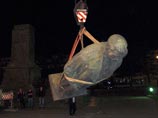 25 июня в городе Гори, родном для Иосифа Сталина, местные власти демонтировали  шестиметровый памятник, пообещав установить его в Доме-музее "вождя народов", находящемся в нескольких сотнях метров от центральной площади города