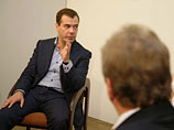 "Вот это конкретный разговор. Вы мне дайте всю информацию. Вот сидят наши люди, которые в администрации работают, надаем там по башке.., если это ловится", - сказал в ответ Медведев