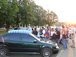 Активисты общества "Синие ведерки" (ОСВ) намерены в годовщину Госавтоинспекции провести авто-велопробег по Кутузовскому проспекту в Москве в знак протеста против использования спецсигналов на автомобилях чиновников