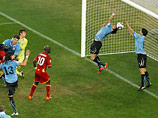 Нападающий сборной Уругвая Луис Суарес (на фото крайний справа) был удален с поля в концовке дополнительного времени после того, как сыграл рукой, вынося мяч из своих ворот