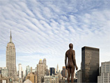 Обладатель Тернеровской премии Гормли создал 100 скульптур в человеческий рост, которые лепил с самого себя, и расставил их по всему миру
