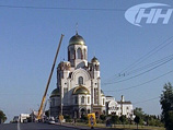 Гигантский девятитонный колокол-благовест в минувшую субботу с помощью крана подняли на северо-западную звонницу Храма-на-Крови в Екатеринбурге