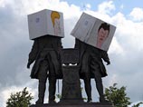 Памятник основателям Екатеринбурга - Василию Татищеву и Вильгельму де Генину - был установлен в центре города, в Историческом сквере, в конце 1990-х годов прошлого века