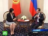 Президент России Дмитрий Медведев поздравил главу Киргизии Розу Отунбаеву с официальным вступлением в должность президента республики и выразил поддержку новым властям