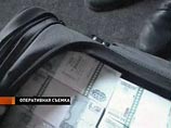 Преступники похитили сумку, в которой находилось 3,7 миллиона рублей, а затем скрылись на автомобиле BMW черного цвета. Очевидцы успели запомнить фрагмент номера машины - Х 928 ВО