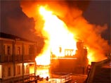 В центре Москвы в ночь на четверг произошел пожар на дебаркадере, где расположен известный ресторан "Мама Зоя" на Фрунзенской набережной
