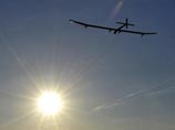 Самолет Solar Impulse, полностью работающий на солнечной энергии, в четверг утром успешно завершил непрерывный круглосуточный полет