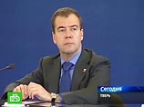 Медведев велел снабдить Россию электронными дневниками и придумал, как разобраться с лжеучеными политиками