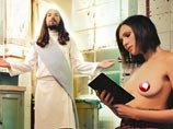 Playboy разместил на июльской обложке "Иисуса Христа" в обнимку с обнаженной татуированной моделью