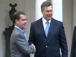 Президент России Дмитрий Медведев поздравил своего украинского коллегу Виктора Януковича, которому 9 июля исполнилось 60 лет, на неформальной встрече глав государств СНГ, проходящей в Ялте вечером в субботу
