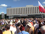 На площади Пилсудского активисты "Движения 10 апреля" выложили в приближенном к оригиналу масштабе контуры президентского Ту-154М, а затем пригласили "на борт" 96 человек, символизирующих погибших пассажиров