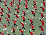 Китайские болельщики с размахом отпраздновали окончание чемпионата мира по футболу в ЮАР, общими усилиями установив новый рекорд для Книги Гинесса по одновременному жонглированию мячом