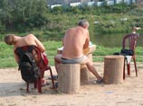 Европейцы в шоке от русской жары: на пляжах в +35 пьют водку
