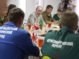 Премьер-министр РФ Владимир Путин накануне встретился в Сочи с членами студенческих стройотрядов, которые работают на возведении объектов к Олимпиаде 2014 года