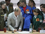 Путин рассказал участникам стройотрядов в Сочи, как  "молотил топором" в тайге в Коми