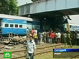 На месте столкновения двух поездов в Индии нашли живого двухлетнего малыша. Погибли 64 человека