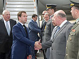 Медведев прилетел в Финляндию с приветом от "питерских" и мыслями о погоде