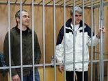 Ходорковский был арестован в конце 2003 года, Лебедев - в июле 2003 года. 31 мая 2005 года они были приговорены Мещанским судом Москвы к девяти годам лишения свободы по обвинению в мошенничестве и неуплате налогов и этапированы в колонии. Позже Мосгорсуд 